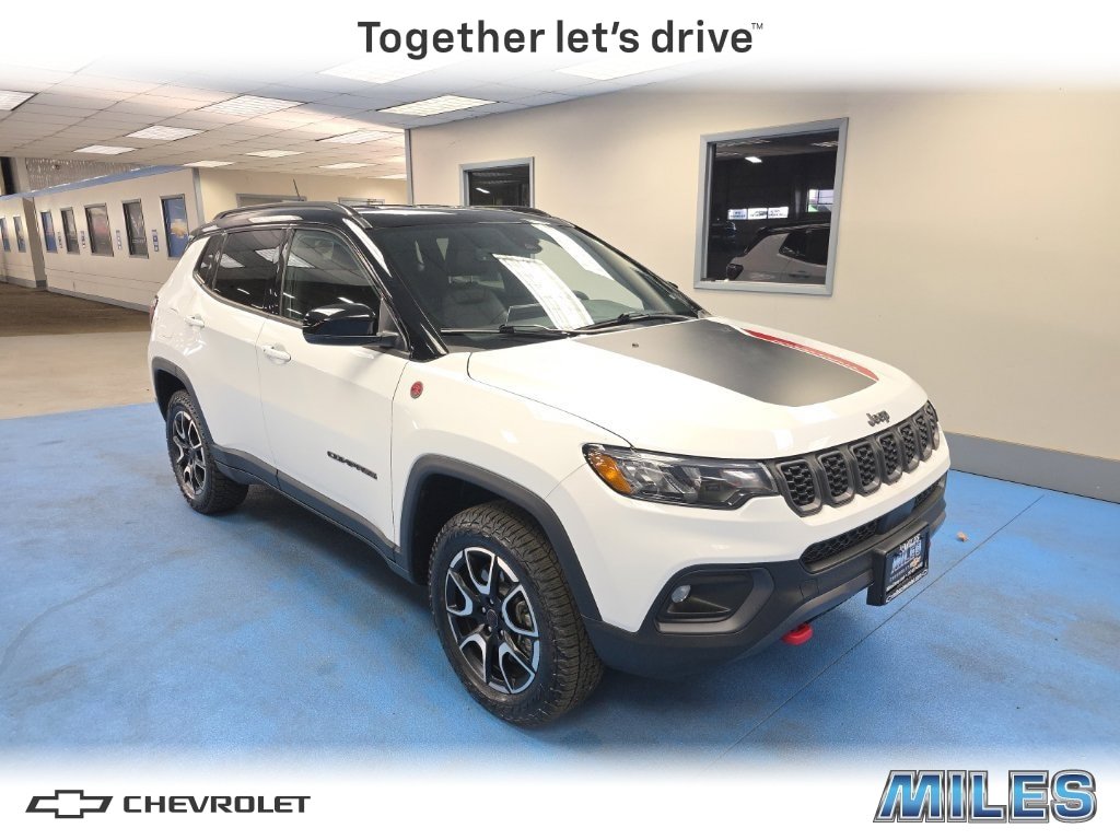 Used 2025 Jeep Compass Trailhawk AWD/4WD image 1