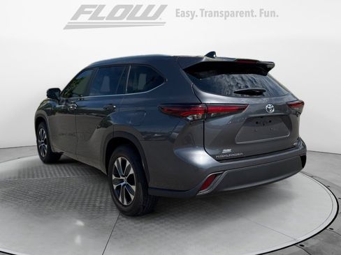 Used 2025 Toyota Highlander XLE image 5