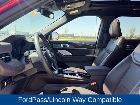 Used 2025 Ford Explorer Platinum AWD/4WD image 8