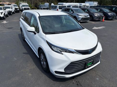 Used 2021 Toyota Sienna LE FWD image 5