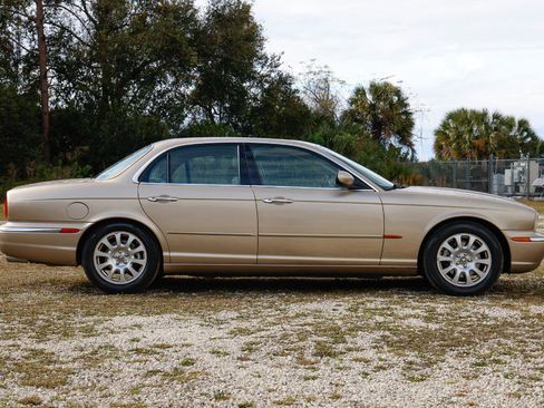 Used 2004 Jaguar XJ8 image 13