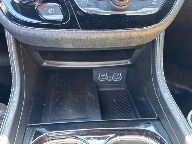 Used 2025 Chrysler Pacifica Limited FWD image 33