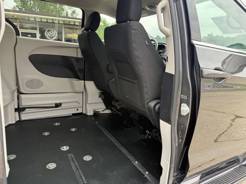 Used 2022 Chrysler Voyager LX FWD image 31