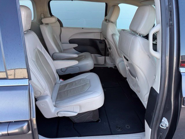 Used 2021 Chrysler Pacifica Touring-L FWD image 15
