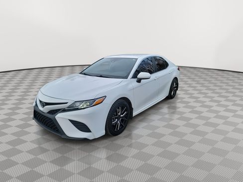 Used 2020 Toyota Camry SE image 4