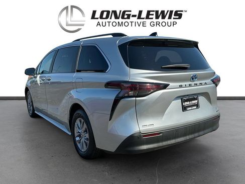 Used 2024 Toyota Sienna XLE FWD image 4