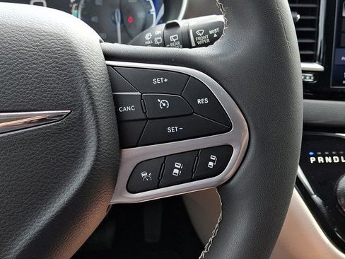 Certified 2023 Chrysler Pacifica Touring-L FWD image 27