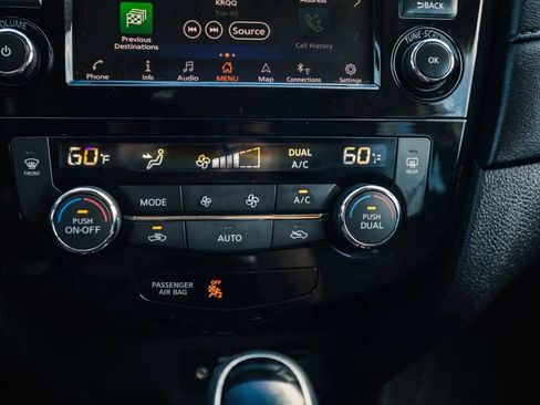 Used 2020 Nissan Rogue SV w/ Premium Package image 22