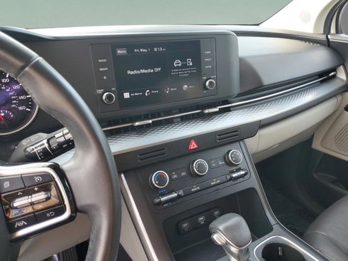 Used 2024 Kia Carnival LX FWD image 11