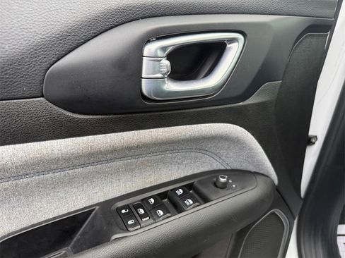 Certified 2024 Jeep Compass Latitude image 19