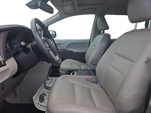 Used 2018 Toyota Sienna XLE image 10