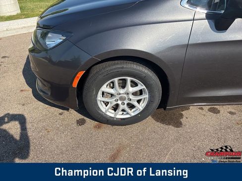 Used 2017 Chrysler Pacifica Touring FWD image 33