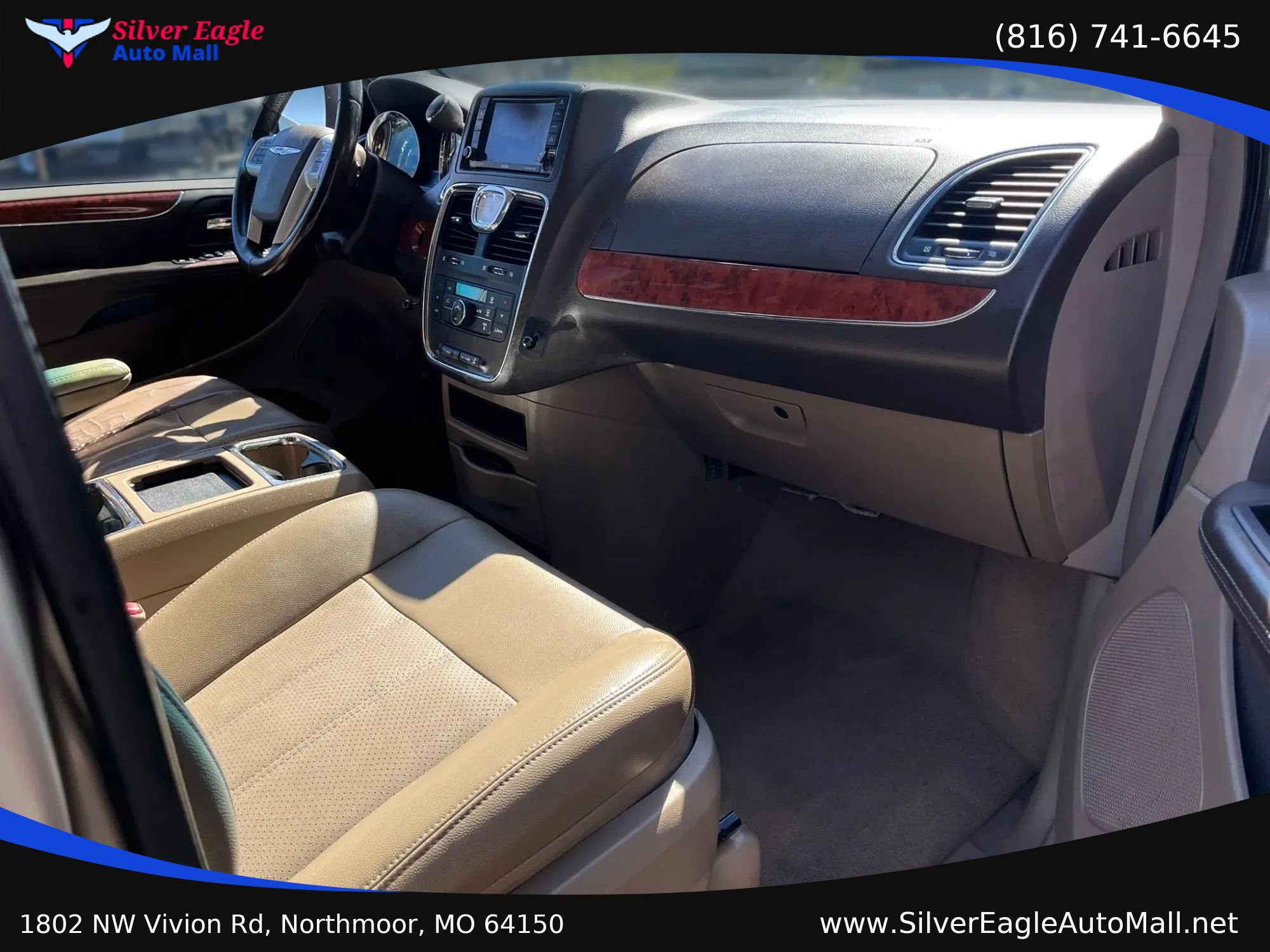 Used 2012 Chrysler Town & Country Touring w/ Entertainment Group #1 FWD image 7