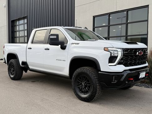 Used 2025 Chevrolet Silverado 2500 ZR2 w/ Technology Package image 4