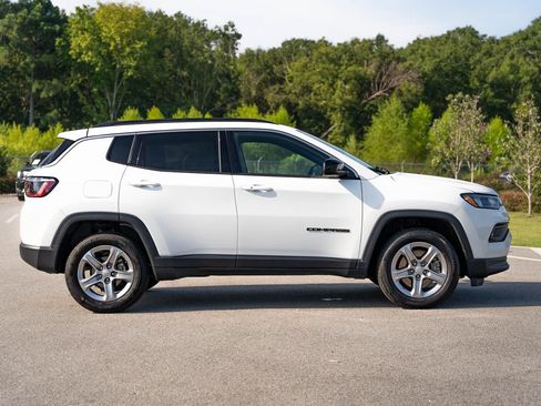 Used 2024 Jeep Compass Latitude AWD/4WD image 8