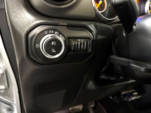 Used 2022 Jeep Gladiator Sport image 10