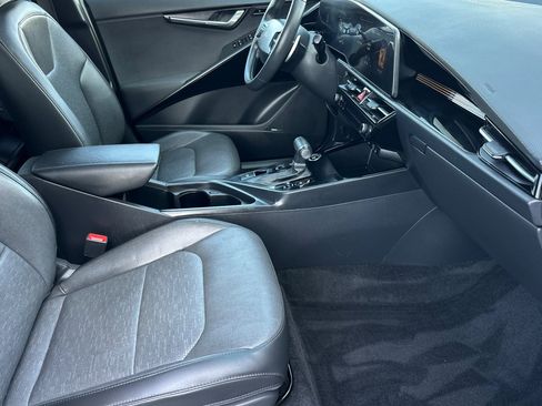 Used 2024 Kia Niro SX image 16