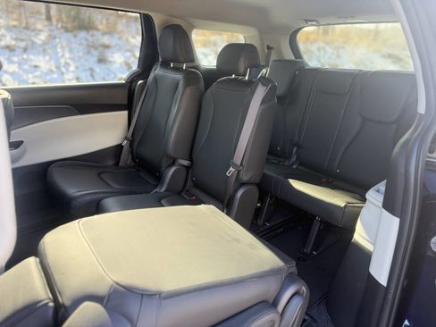 Used 2023 Kia Carnival LX image 10