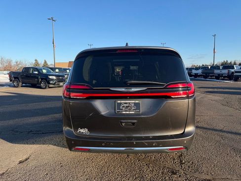 Used 2022 Chrysler Pacifica Limited image 6