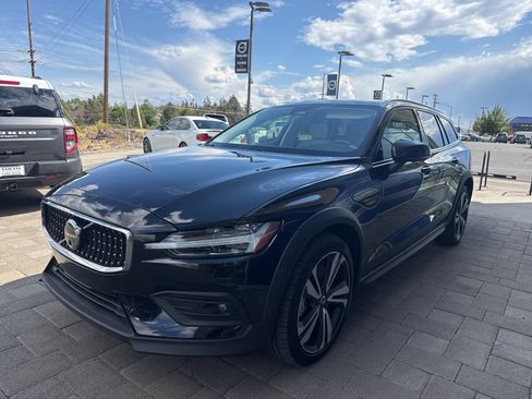 Used 2023 Volvo V60 B5 Cross Country Plus w/ Climate Package image 2