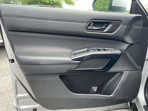 Used 2025 Nissan Pathfinder SV AWD/4WD image 16