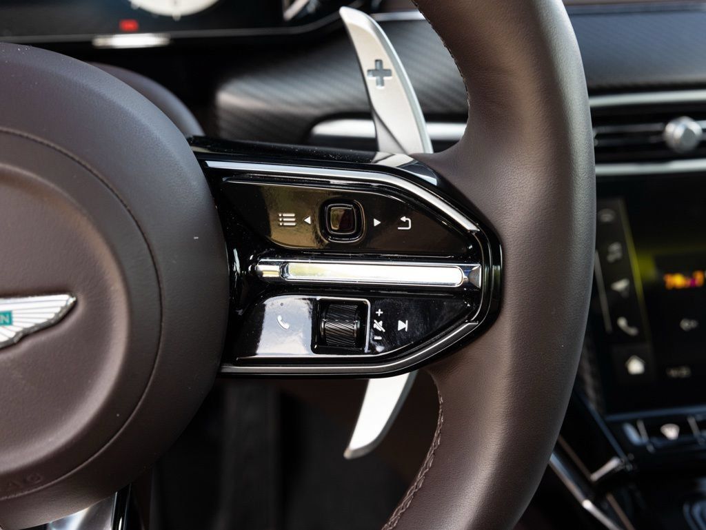 Used 2025 Aston Martin V8 Vantage Coupe RWD image 32
