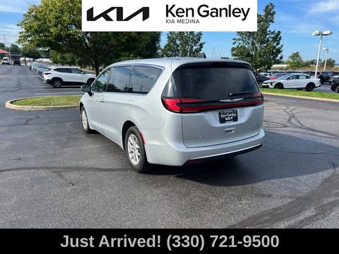 Used 2023 Chrysler Pacifica Touring-L FWD image 7