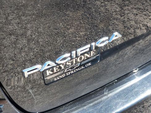 Used 2023 Chrysler Pacifica Touring-L image 12