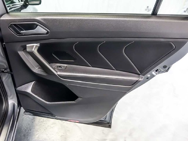 Used 2024 Volkswagen Tiguan SE FWD image 31