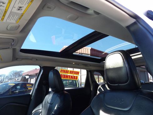 Used 2019 Jeep Cherokee Limited w/ Luxury Group image 12