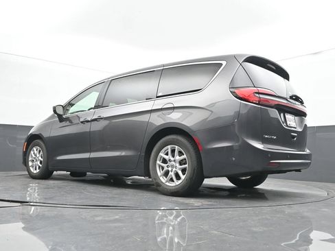 Used 2023 Chrysler Pacifica Touring-L FWD image 45