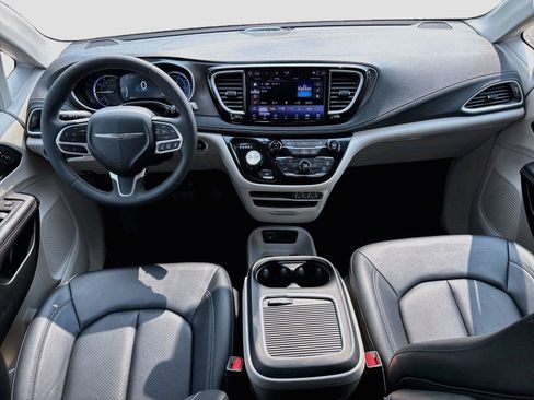 Used 2024 Chrysler Pacifica Limited FWD image 32