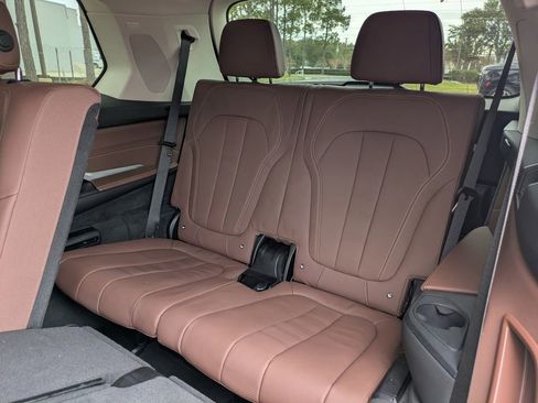 Used 2022 BMW X7 xDrive40i w/ Premium Package image 18