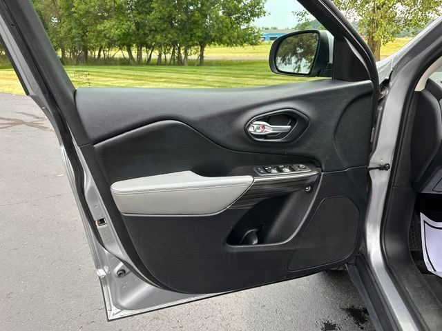 Used 2014 Jeep Cherokee Limited AWD/4WD image 16