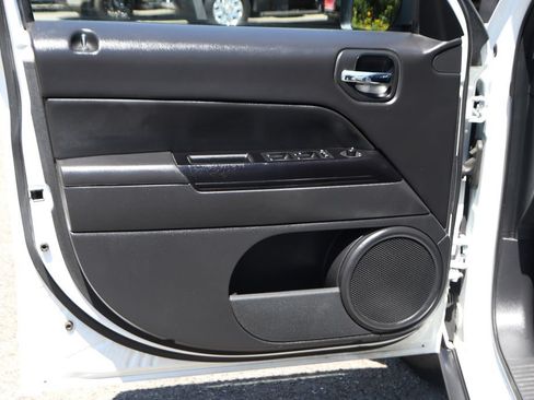 Used 2016 Jeep Patriot Latitude w/ Sun/Sound Group FWD image 16