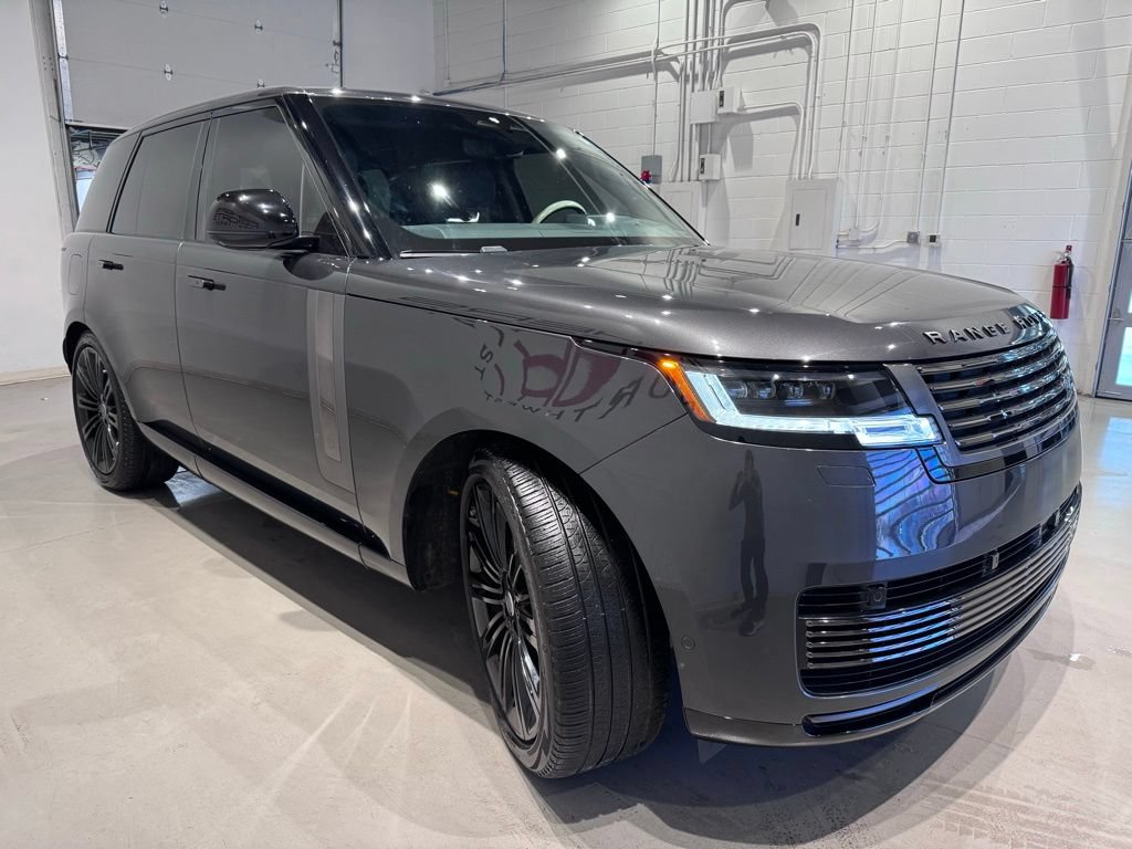 Used 2024 Land Rover Range Rover SV AWD/4WD image 3