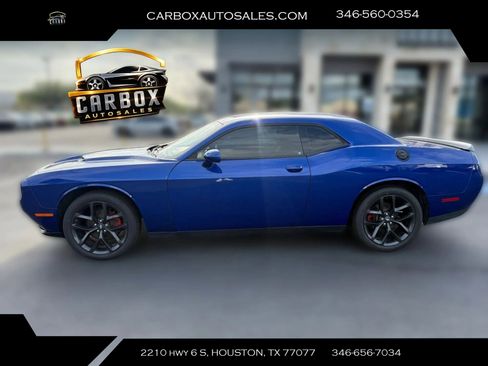 Used 2022 Dodge Challenger SXT w/ Driver Convenience Group image 2