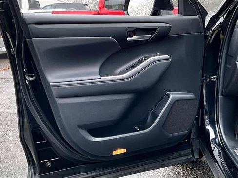 Certified 2023 Toyota Highlander XLE image 22