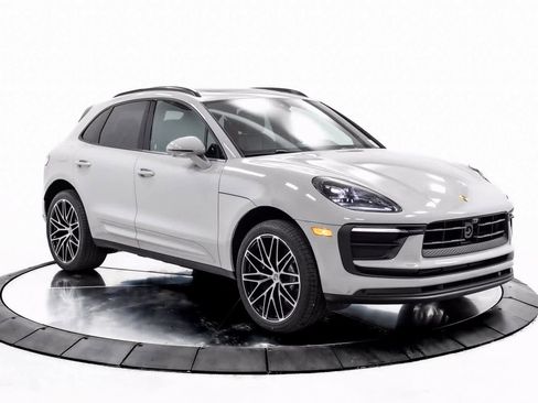 Certified 2025 Porsche Macan image 9