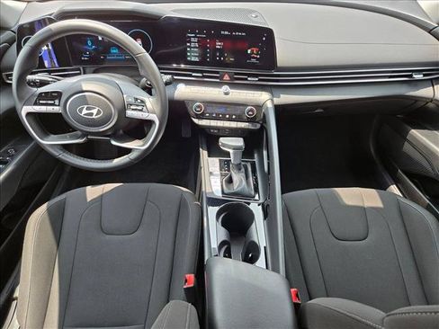 Used 2025 Hyundai Elantra SEL FWD image 18