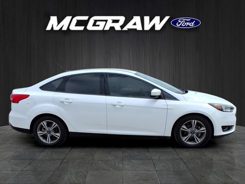 Used 2018 Ford Focus SE w/ SE Appearance Package FWD image 6