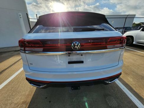 Used 2024 Volkswagen Atlas Cross Sport SE w/ Panoramic Sunroof Package FWD image 5