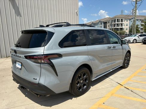Used 2025 Toyota Sienna XLE Woodland Edition AWD/4WD image 8