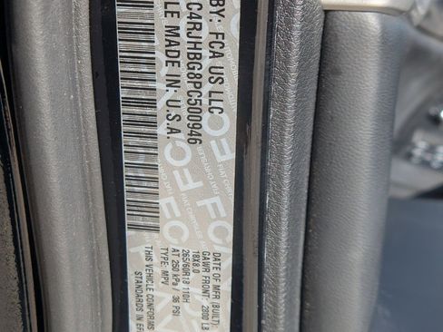 Used 2023 Jeep Grand Cherokee Limited image 41