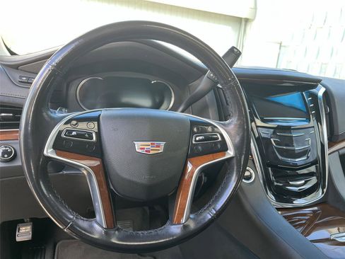 Used 2018 Cadillac Escalade Luxury image 14