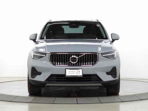 Certified 2025 Volvo XC40 B5 Core image 2