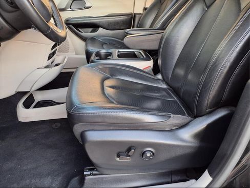 Used 2022 Chrysler Pacifica Touring-L image 21