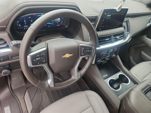 Used 2024 Chevrolet Suburban LT w/ LT Signature Plus Package RWD image 10