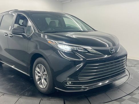 Used 2026 Toyota Sienna XLE FWD image 8