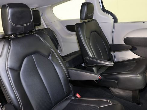 Used 2024 Chrysler Pacifica Touring-L FWD image 31